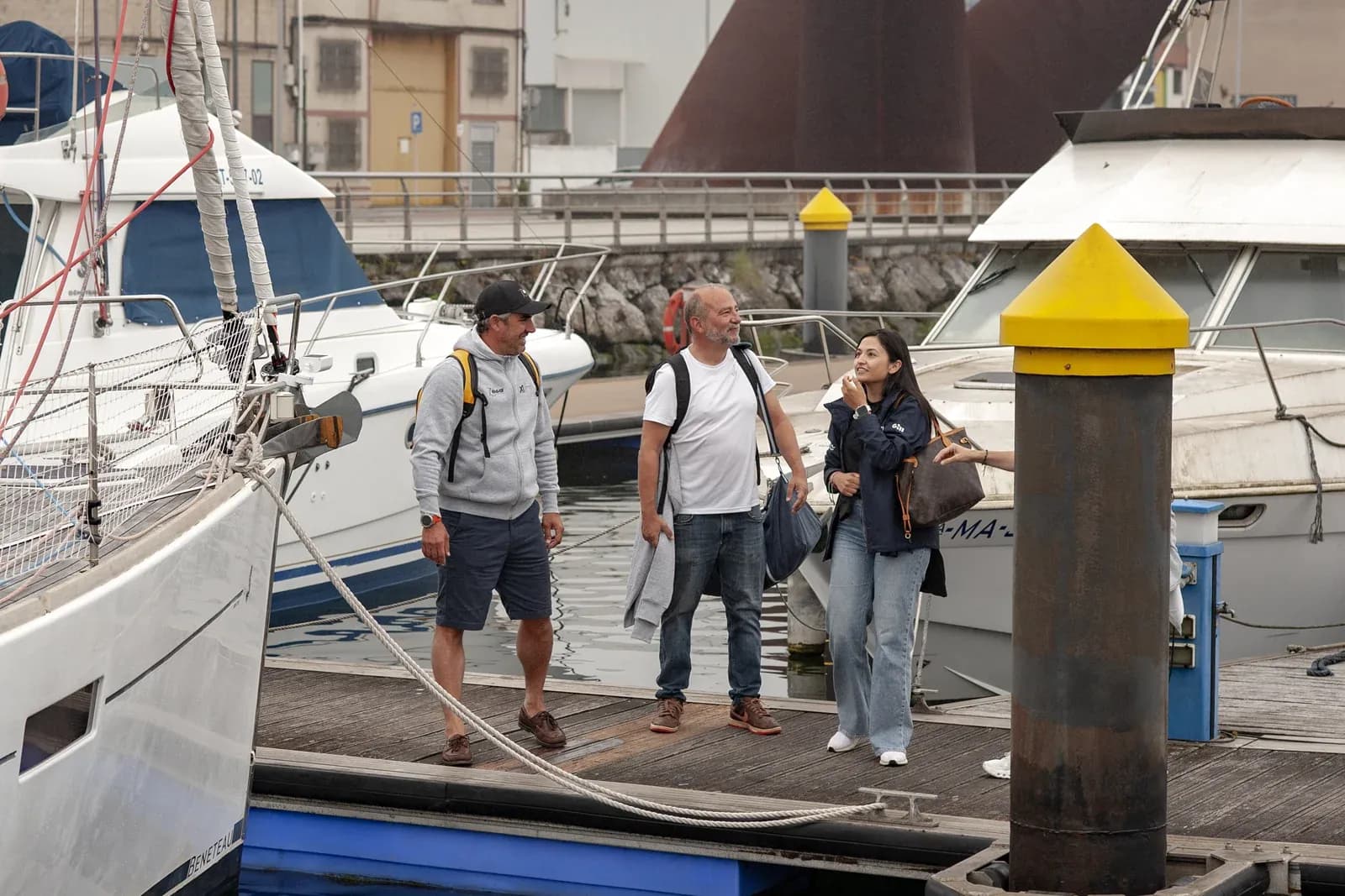 Encuentro en un pantalán entre embarcaciones